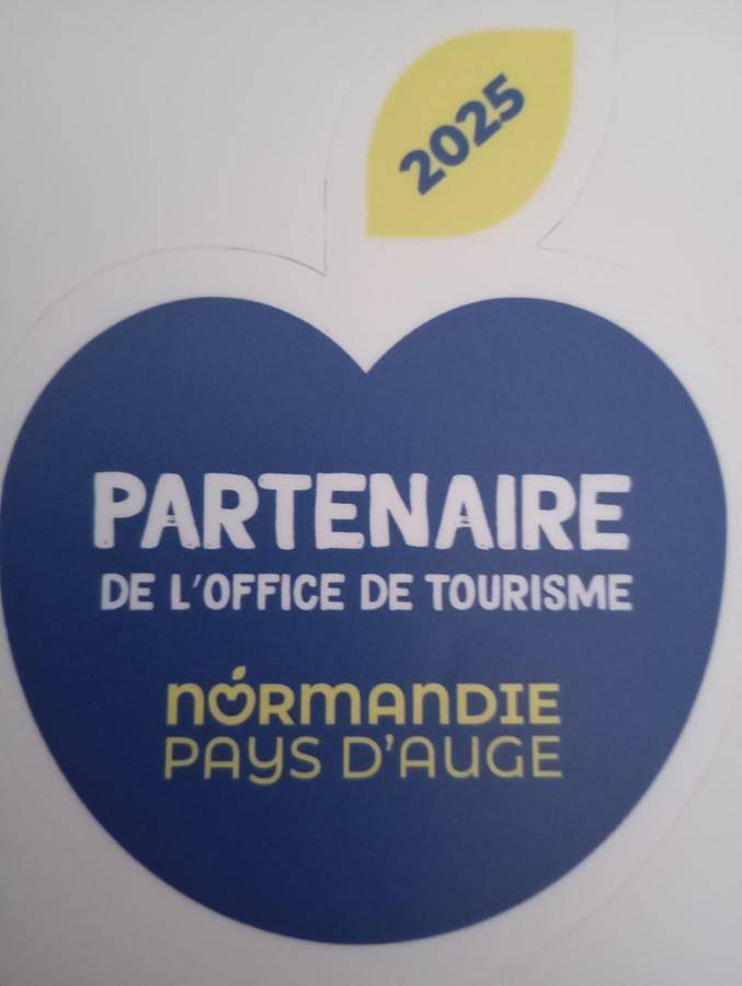 Location de vacances pour 5 personnes, avec terrasse ainsi que jardin et vue à Bréville-les-Monts - 2