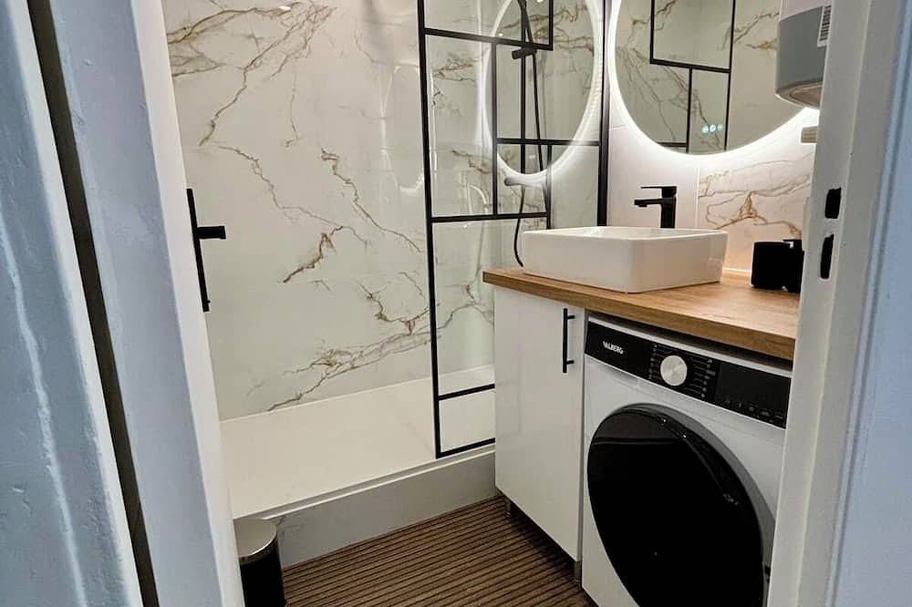 Entire apartment, Attractive renovated apartment including secure covered parking, 10 min from Paris in Nanterre, Hauts-de-Seine