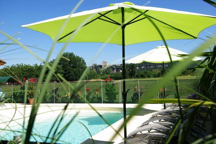Chambre d’hôte pour 2 personnes, avec Terrasse et Jacuzzi ainsi que Jardin et Piscine à Vézac