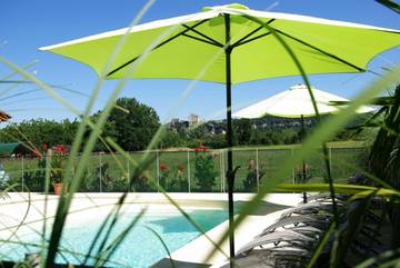 Chambre d’hôte pour 2 personnes, avec piscine ainsi que vue et jardin à Vézac
