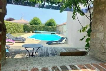 Gîte pour 6 personnes, avec piscine ainsi que terrasse et jardin à Nalliers