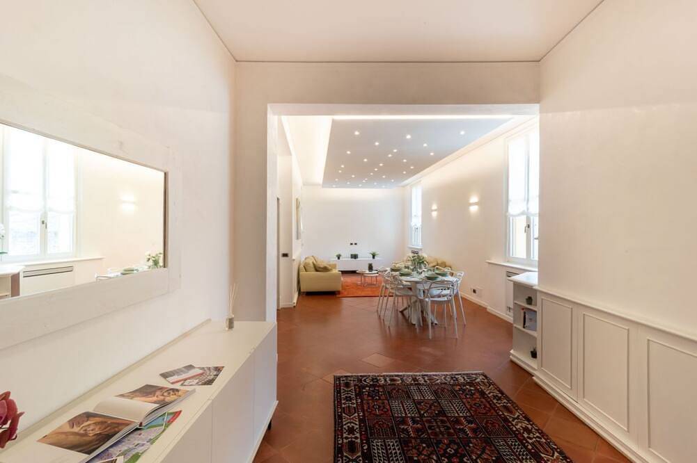 Apartamento entero, Elegant apartment of 193 sqm located on the first floor of a vintage building with elevator (5 steps to access), able to accommodate up to 7 people.The accommodation is located near the city center of Mantua, in just 15 minutes walk you can reach all the in Mantua, Provincia de Mantova