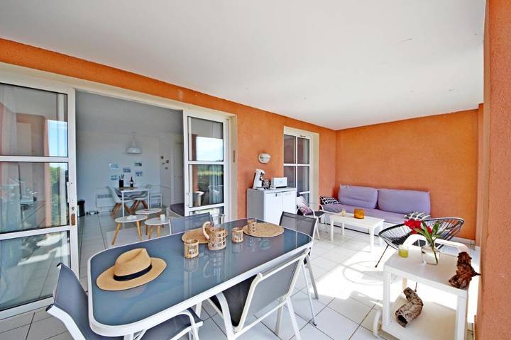 Location de vacances pour 4 personnes, avec piscine ainsi que vue et terrasse dans Le Dramont