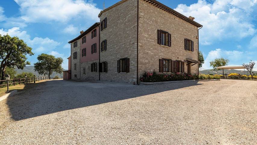 Agriturismo per 8 persone, con piscina e giardino, con animali domestici in Cagli