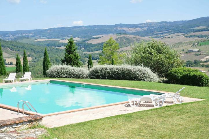 Agriturismo per 6 persone, con giardino e panorama nonché piscina in Acquapendente