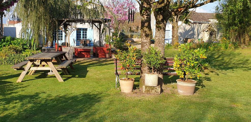 Cottage pour 4 personnes, avec jardin à Corme-Royal