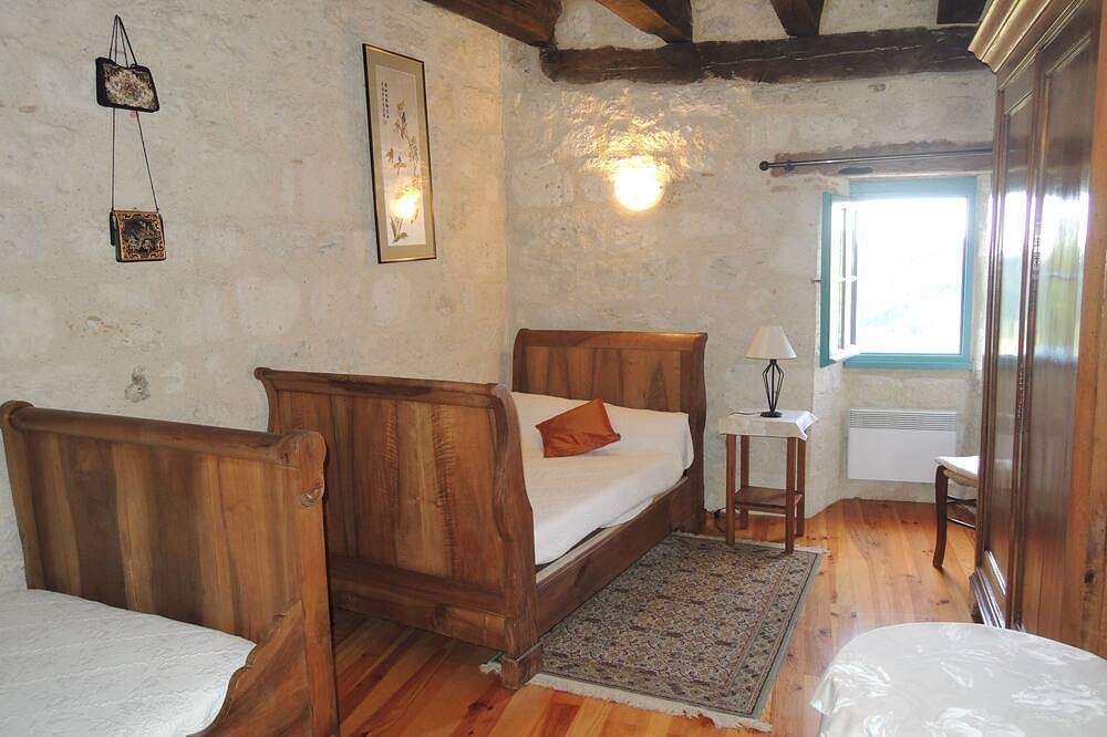 Dans un village classé, maison à colombage donnant sur un vallon boisé in Montjoi, Quercy