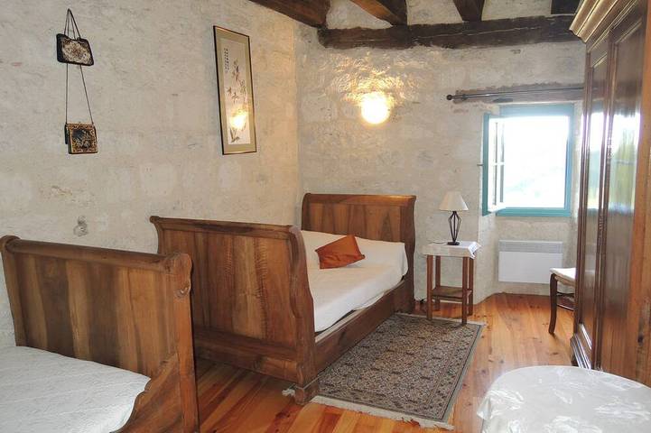 Location de vacances pour 5 personnes, avec jardin ainsi que terrasse et piscine à Montjoi - 4