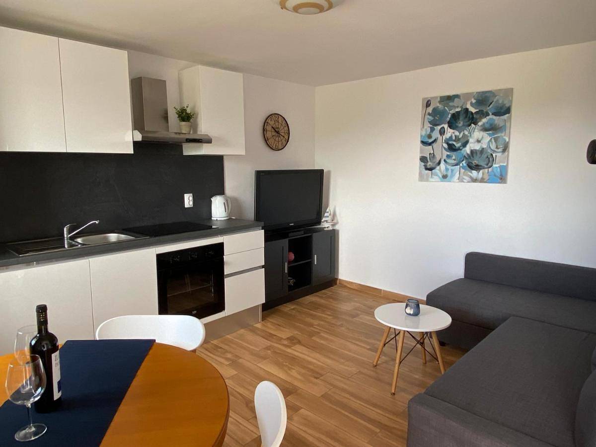 Ganze Wohnung, One-Bedroom Apartment in Paveki, Vrh Martinscice