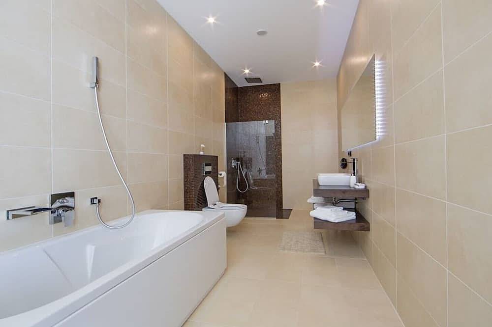 Ultra Modern Villa Sleek With 5 Bedrooms and Large Pool, Gym & Spa in Vrsar, Općina Vrsar