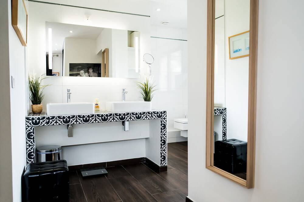 Contemporary villa close to the beach with heated pool in a residential area in Saint-Raphaël, Mittelmeerküste (Frankreich)