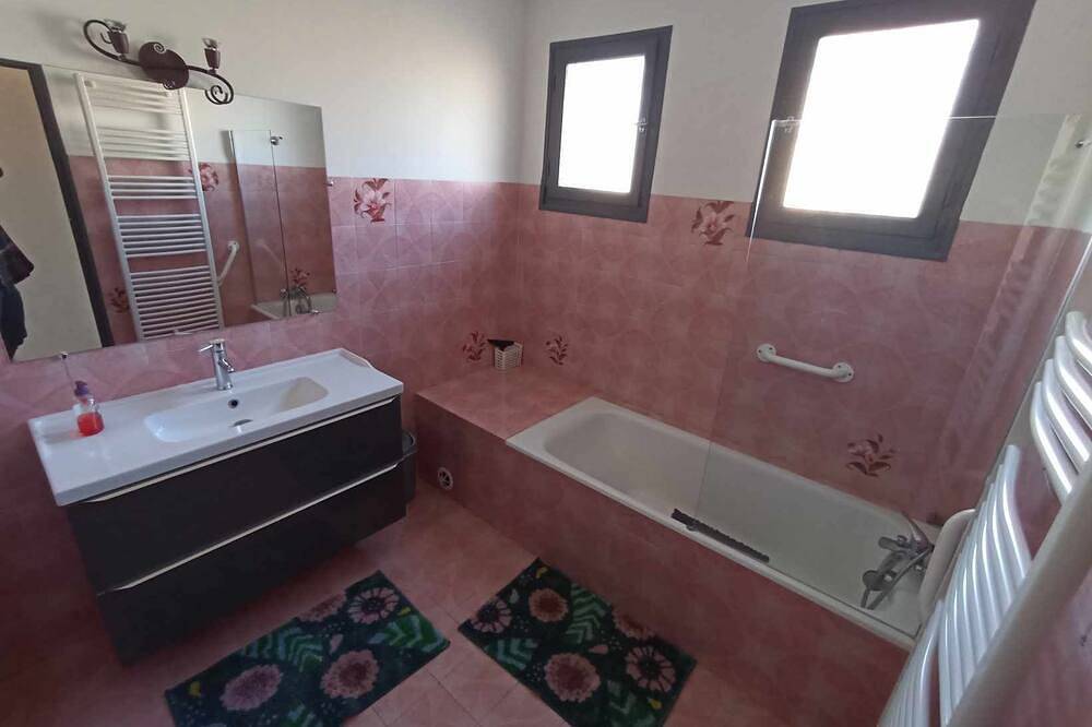 Maison Avec Piscine in Villeneuve (Francia), Parque natural regional del Luberon