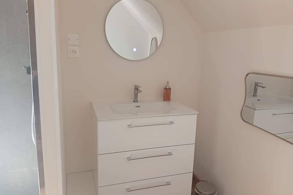 Petite maison autonome rénovée à neuf avec courette et place de parking sécurisé in Beaumont-le-Roger, Région de Bernay