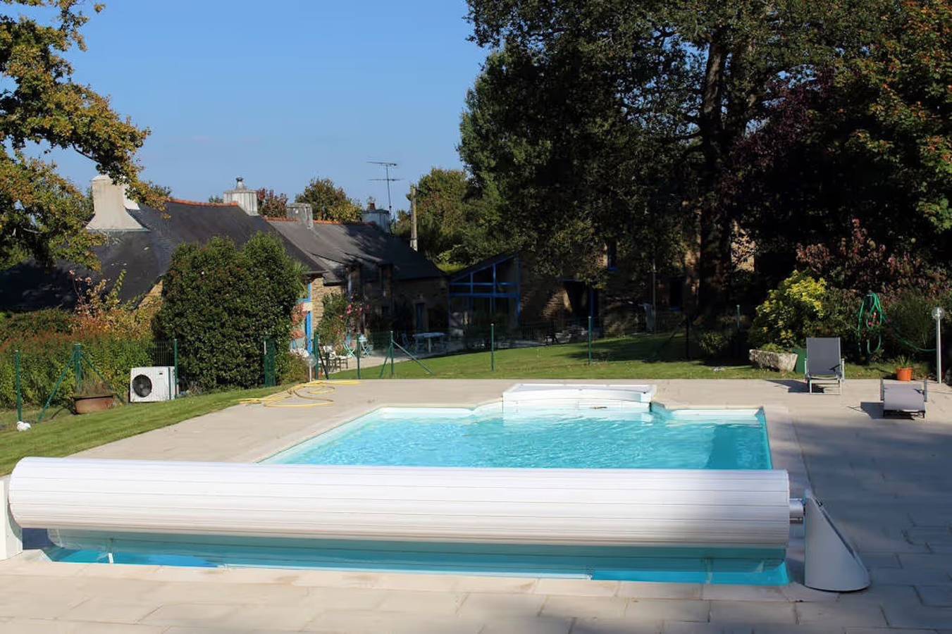 Gastenkamer 'Le Pilori - Kamer Violine' met gedeelde terrassen, tuin en zwembad in Saint-Jacut-les-Pins, Vannes en omgeving