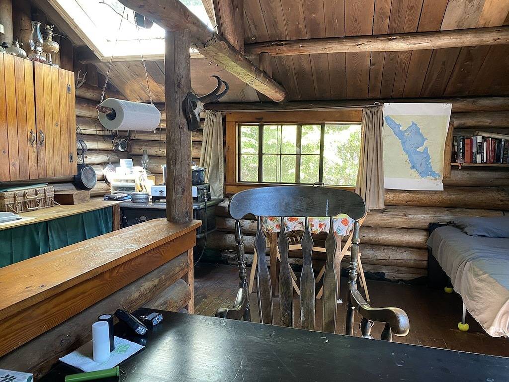 Gehen Sie zu dieser einsamen Hütte am See in Downeast Maine in Washington County (Maine)