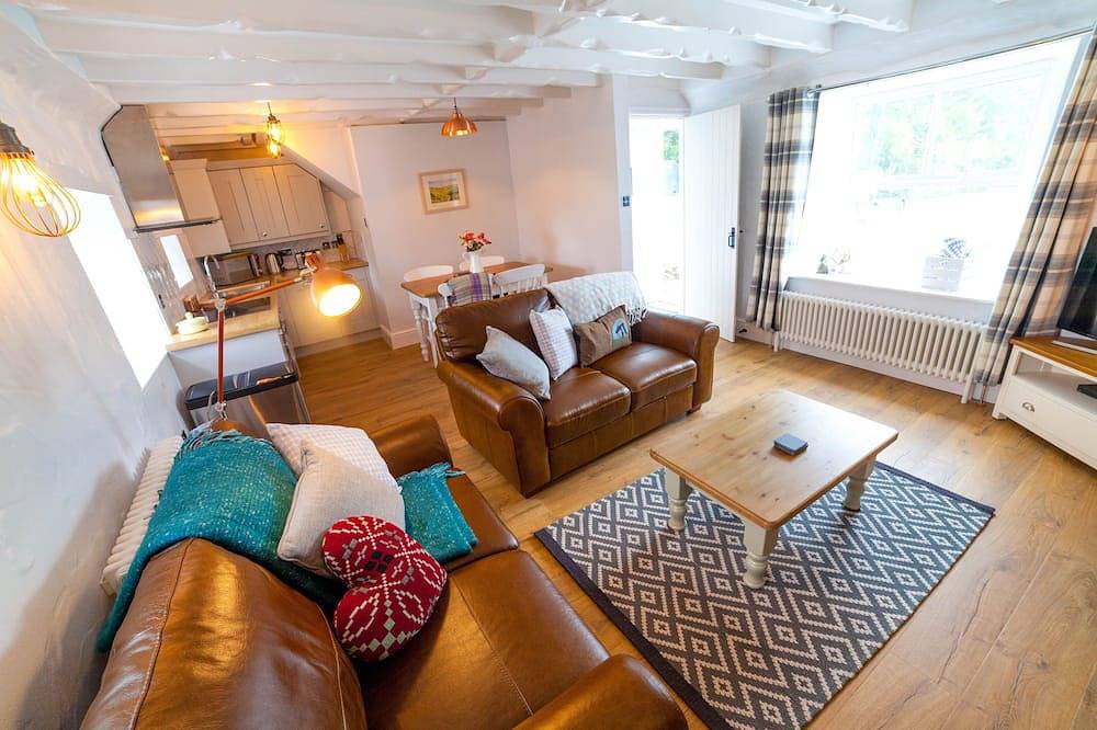Preseli Cottage, Wynd Hill Hideaway - walk to coast path, beach and pub! in Manorbier, Pembrokeshire