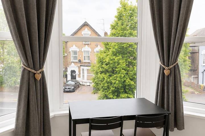 Entire apartment, Kw Deluxe Triple Studio for 3 | Near Alexandra Palace in Haringey, London