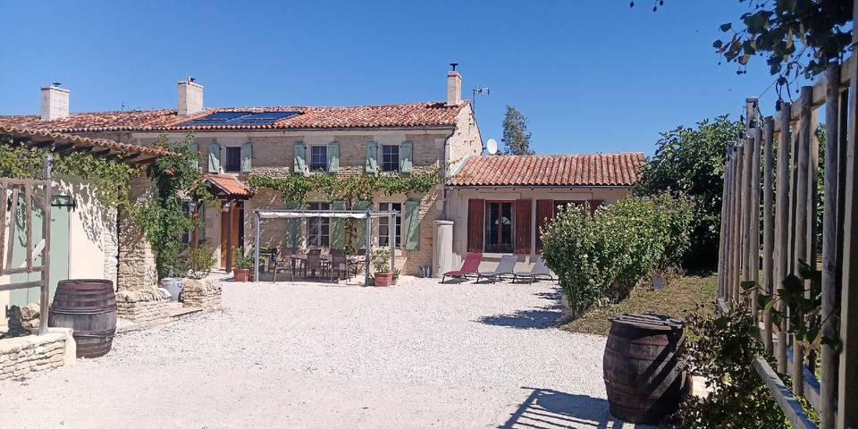 Gîte pour 6 personnes, avec piscine et jacuzzi, adapté aux familles