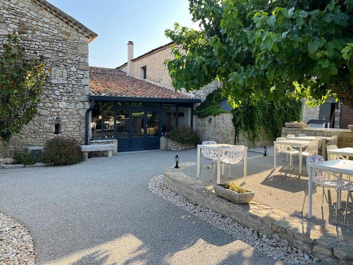 Gîte pour 2 personnes, avec Terrasse et Jardin ainsi que Piscine et Vue à Allan