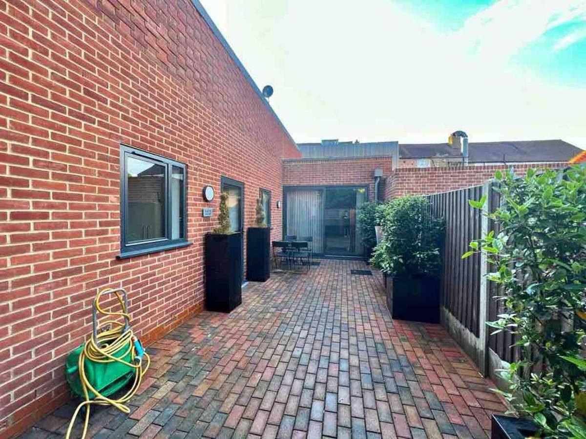 One-Bedroom Apartment in Harrow, Londres
