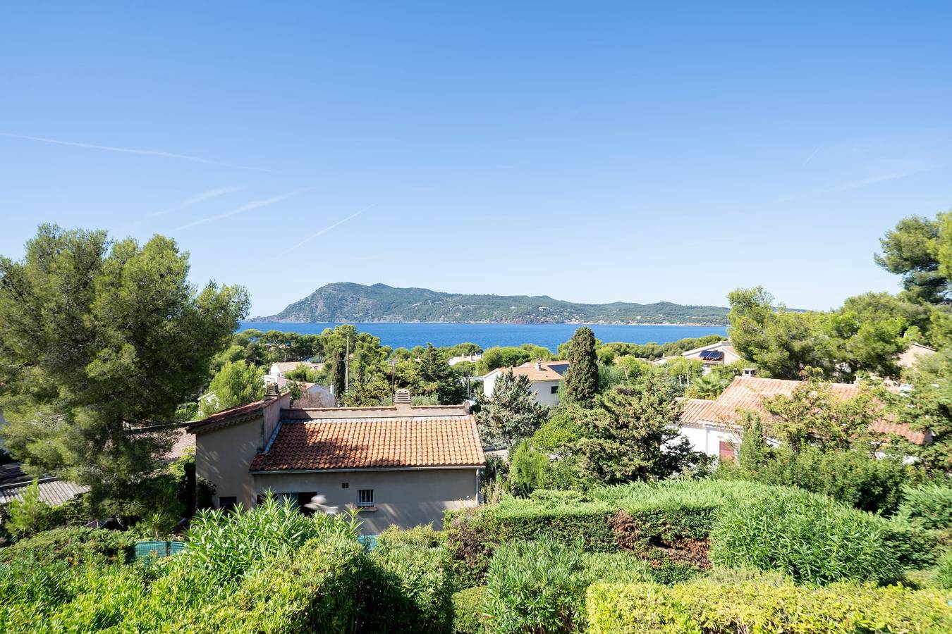 Entire holiday apartment, Breathtaking sea view,T3, for 6 , pool,  parking in Saint-Mandrier-sur-Mer, Toulon region