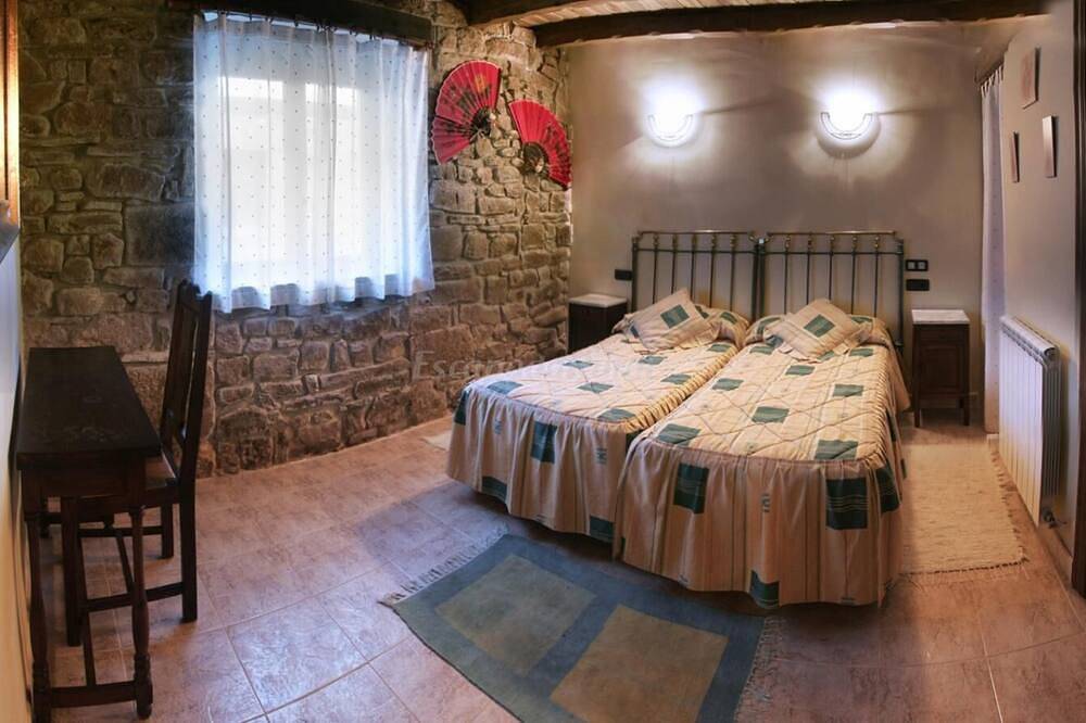 Rural House Sierra de Tabanera in San Andres, Soria with barbecue and large garden in Almarza, Soria Provinz