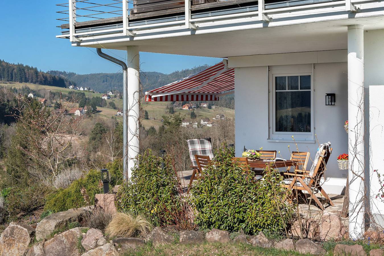 Apartamento entero, Apartamento 'Ferienwohnung Sommerseite' con terraza privada y Wi-Fi in Baiersbronn, Selva Negra Central