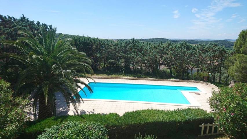 Gîte pour 6 personnes, avec piscine ainsi que jardin et jacuzzi, adapté aux familles à Corneilhan