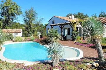 Location de vacances pour 8 personnes, avec jardin à Vailhauquès