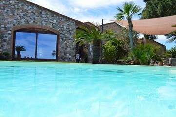 Location de vacances pour 3 personnes, avec terrasse et piscine ainsi que jardin et vue à Spadafora