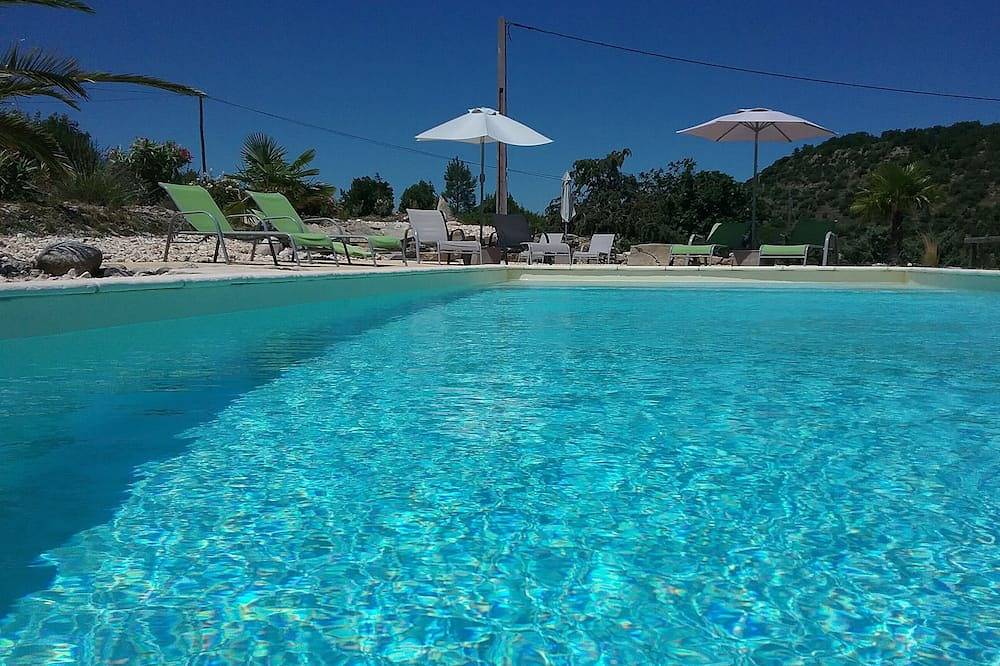Les Givans, gîtes de 60m², piscine chauffée à partir du 15 mai, vue panoramique in Les Vans, Parc national des Cévennes