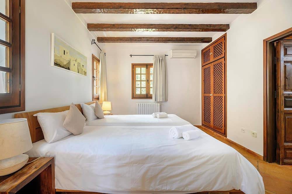Enjoy Ibiza with the family: country house with soul and local essence. in Sa Rota d'en Pere Cardona, Santa Eularia des Riu