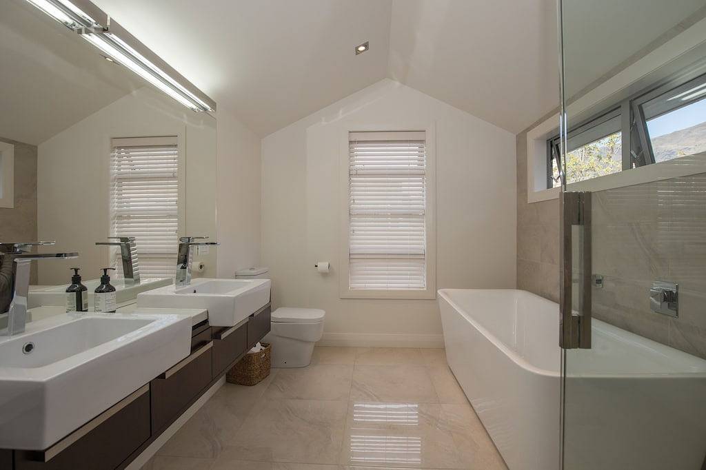 Large Luxury Lakefront Home. in Wanaka, Otago