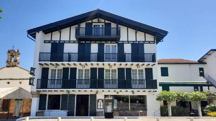 Hôtel pour 2 personnes, avec jacuzzi ainsi que sauna et jardin, animaux acceptés à Saint-Pée-sur-Nivelle