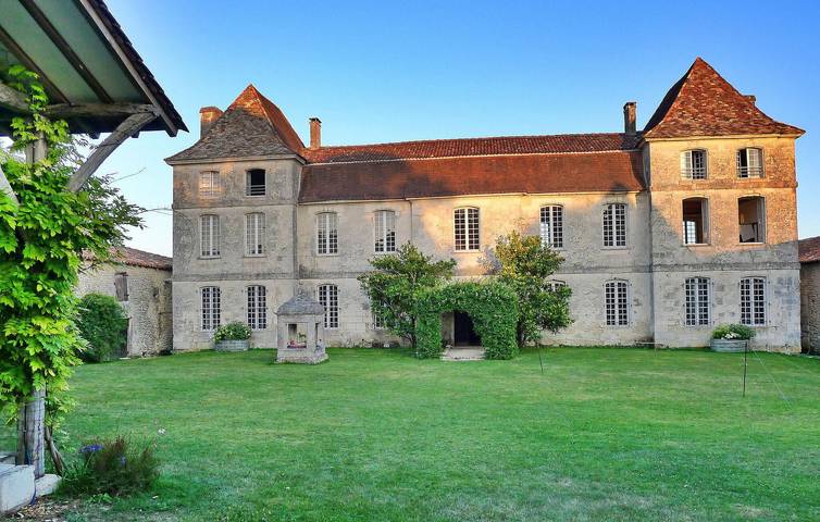 Location de vacances pour 17 personnes, avec piscine et terrasse à Bouteilles-Saint-Sébastien