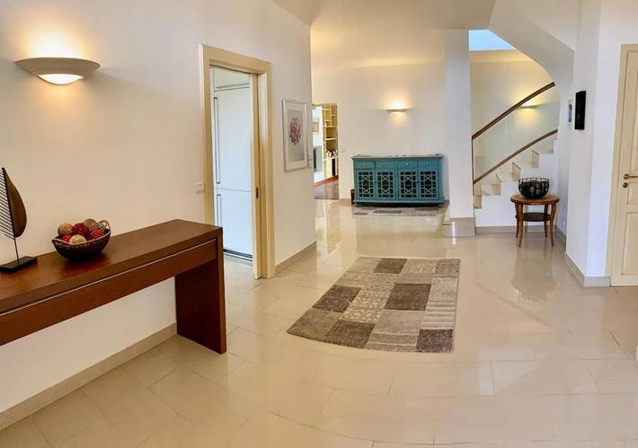 Location de vacances pour 11 personnes, avec jardin et vue ainsi que terrasse et piscine, animaux acceptés à Divonne-les-Bains - 4