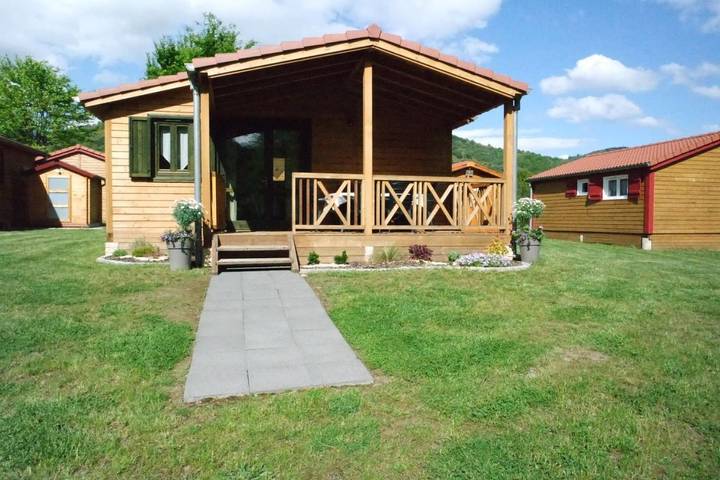 Chalet pour 4 personnes, avec jardin ainsi que piscine et vue