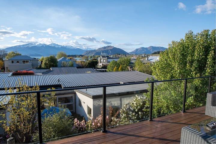 Holiday home for 8 people, with balcony and garden in Wanaka
