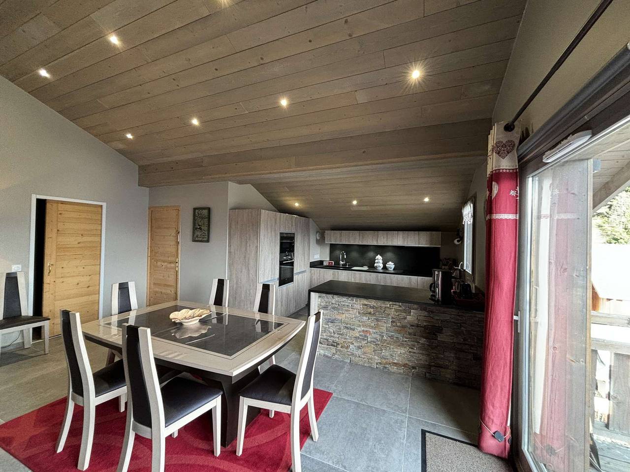 Appartement entier, Appartement moderne 5 pièces, proche des pistes avec cheminée, terrasse, parking et bois inclus in Auris, Parc national des Écrins