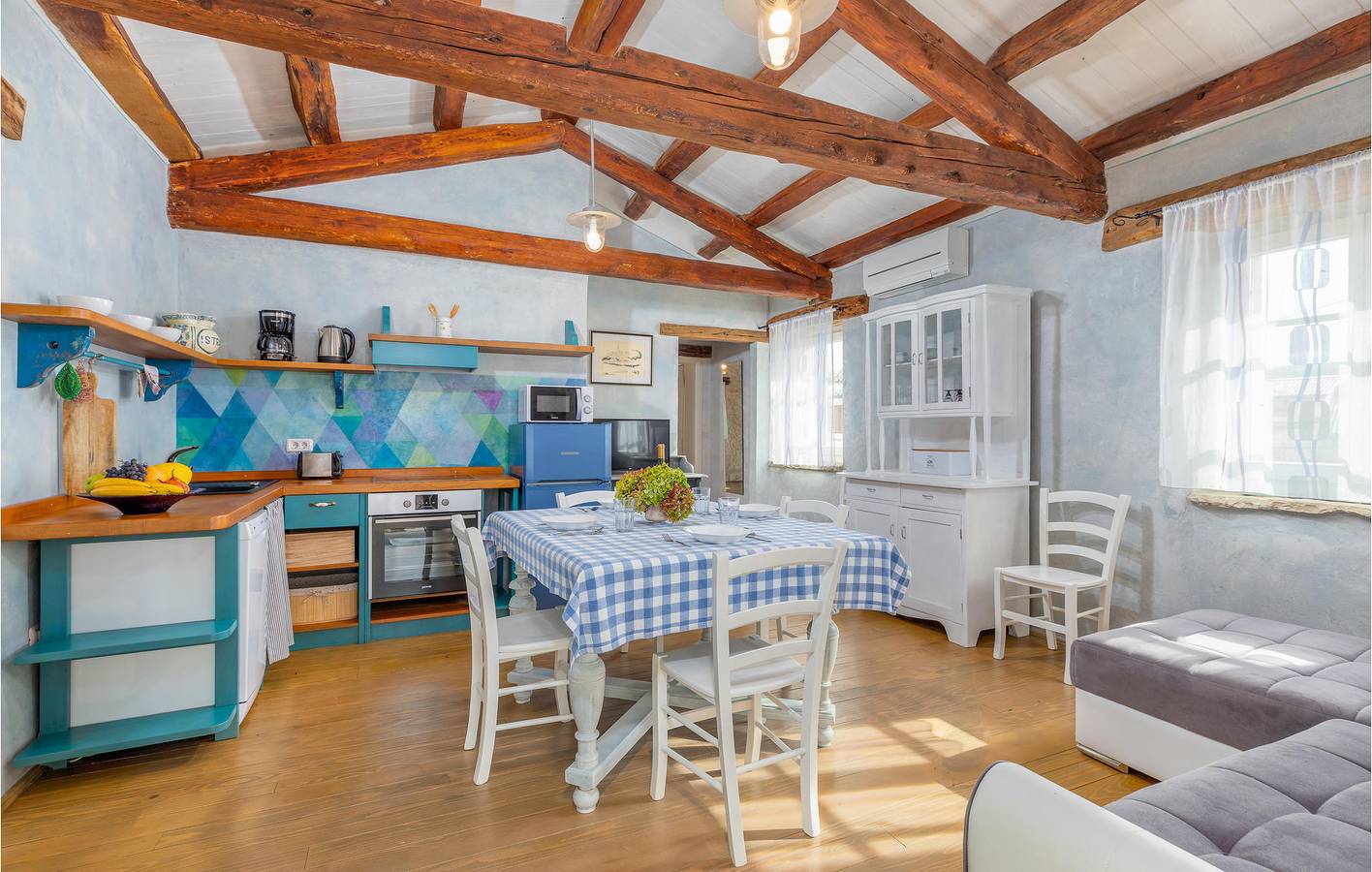 Ganze Ferienwohnung, Charmantes Apartment mit Pool und WLAN, 2 km vom Stadtzentrum von Kanfanar entfernt in Žminj, Zentralistrien