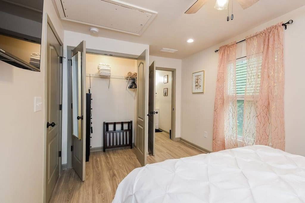 Cheerful Upstairs Unit of Guest Home with Private Terrace, Bbq Area & Yard Games in Atlanta, Fulton County