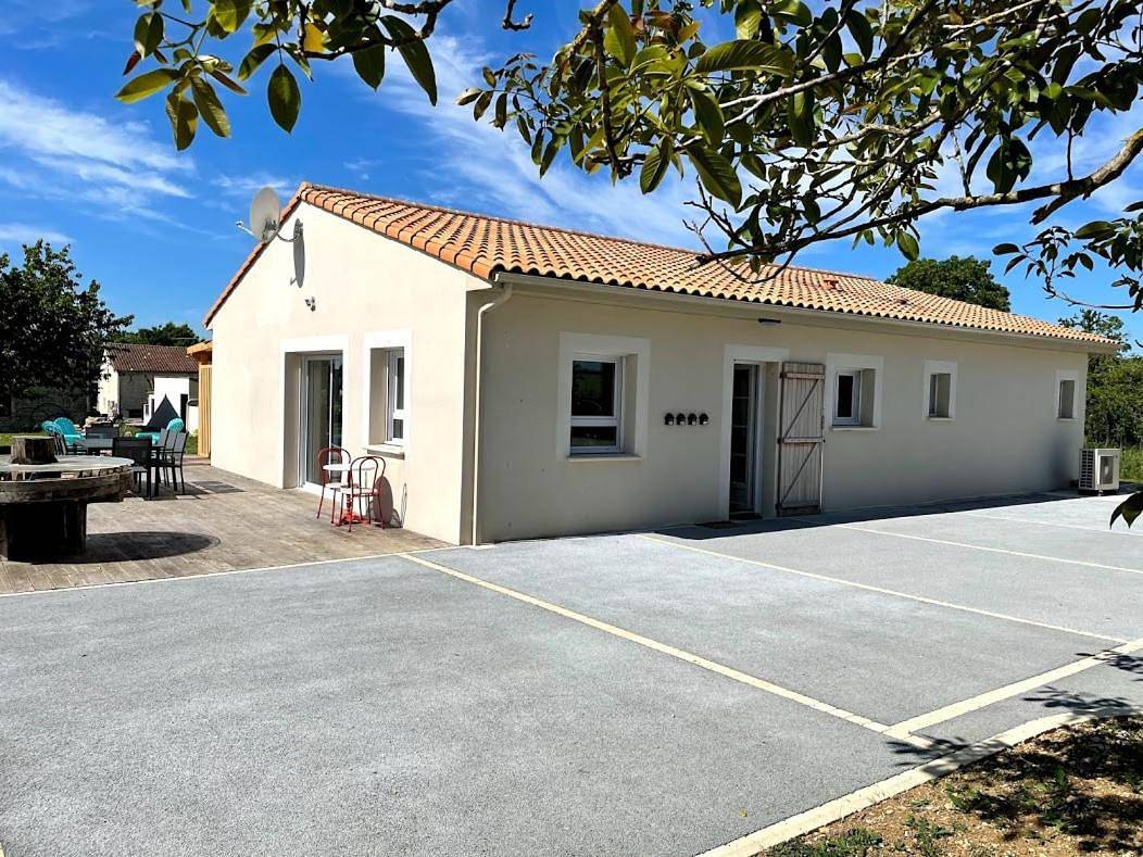 Double Room with Private Bathroom in Le Bourdet, Région de Niort
