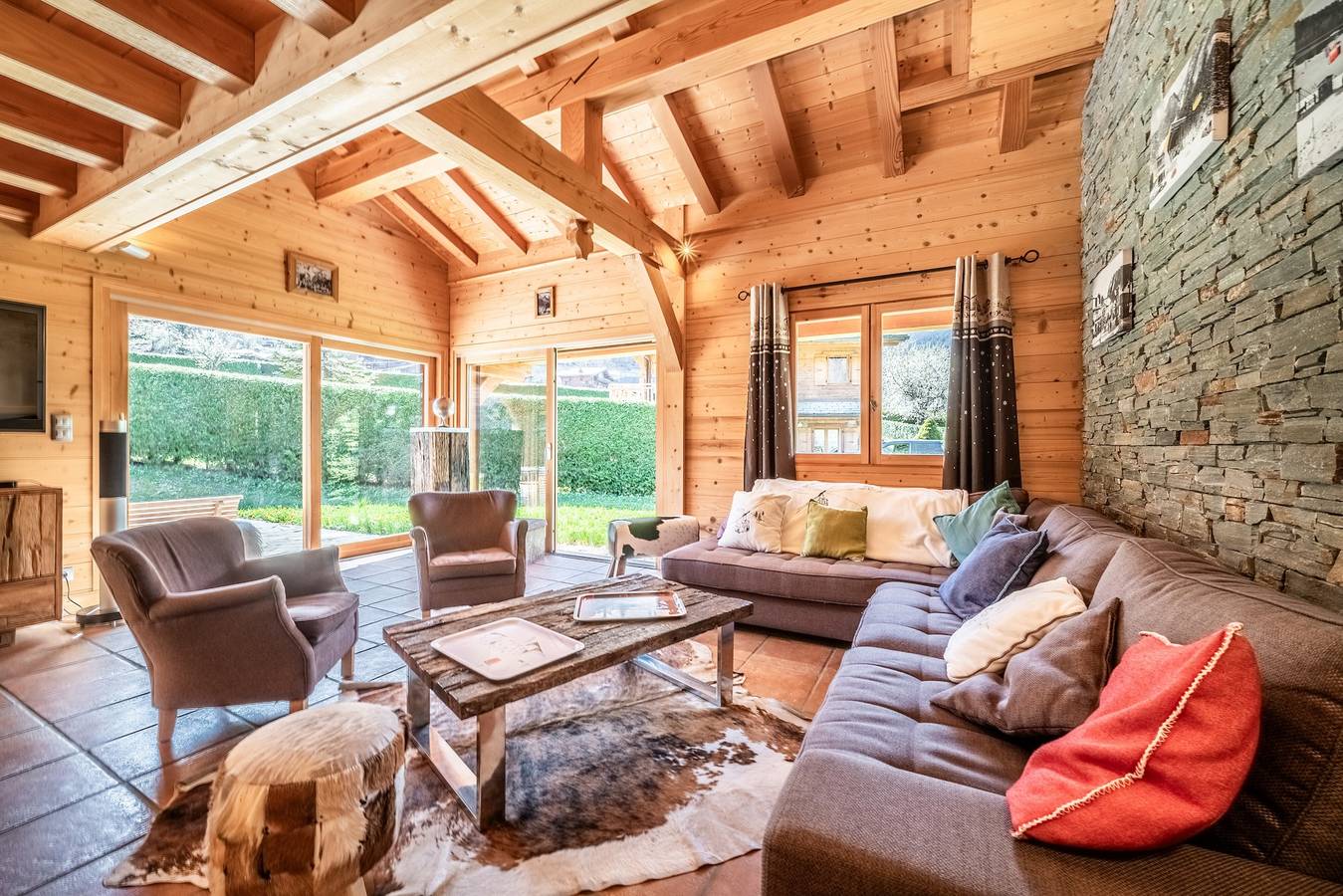 Chalet 'L'aube Claire - 5 Étoiles' avec vue sur la montagne, terrasse privée et Wi-Fi in Morzine, Les Portes du Soleil