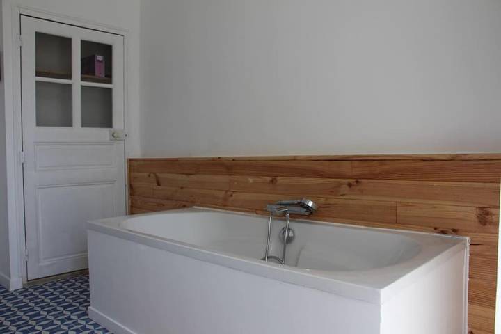 Location de vacances pour 4 personnes, avec Terrasse ainsi que Jardin et Vue à Gennes - 4