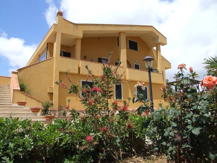 Chambre d’hôte pour 11 personnes, avec Balcon/Terrasse ainsi que Jardin et Vue à Santa Caterina Villarmosa