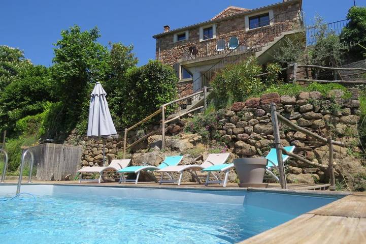 Location de vacances pour 8 personnes, avec sauna ainsi que vue et jardin, animaux acceptés à Payzac (Ardèche)