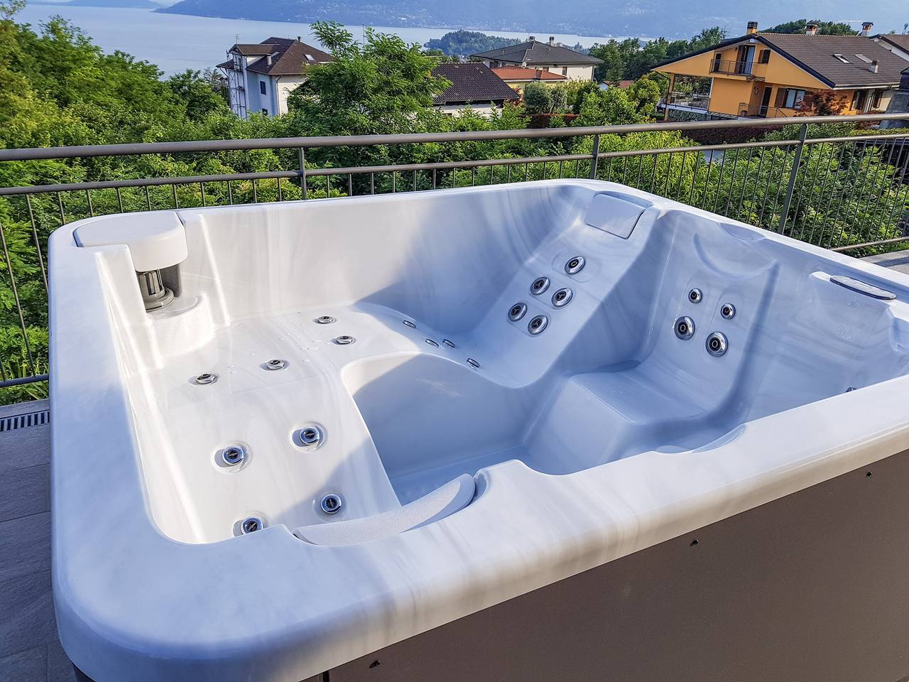 Entire apartment, Vacation apartment for 12 people with balcony in Arizzano, Lago Maggiore (Piemonte)