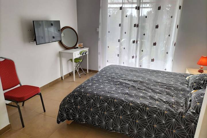 Villa Soleil de plain pied avec piscine8/4 au sel, sécurisée et terrain clôturé in Lagorce, Ardèche