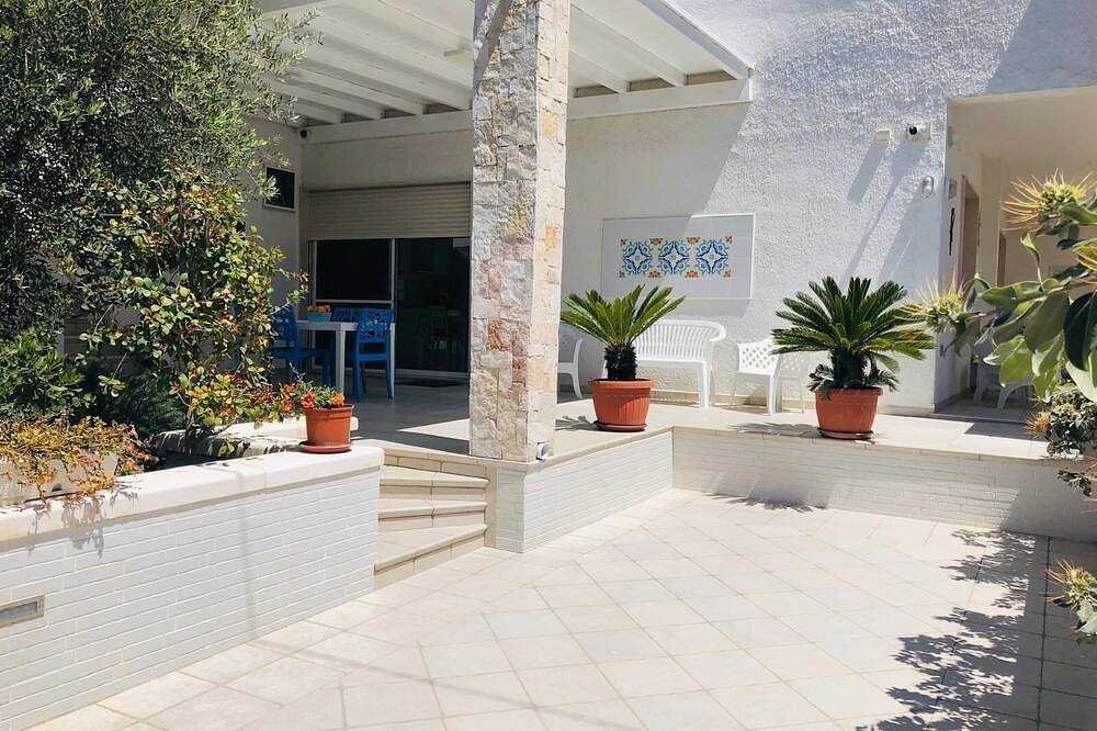 Location with a modern and luxury style, 80 meters from the sea. in Campomarino (Apulia), Gulf of Taranto