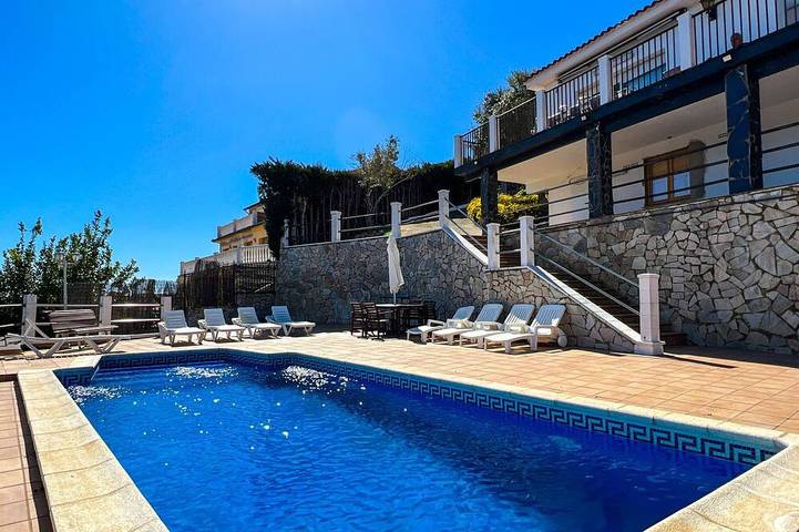 Casa rural para 10 personas, con jardín además de balcón y piscina - 1